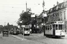 86032 Gezicht op het Stationsplein te Utrecht, uit het zuidoosten, met enkele electrische trams van de N.B.M. en het G.E.T.U.